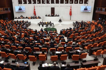 البرلمان التركي يؤيد تقريرا يدعم السلام مع العمال الكردستاني