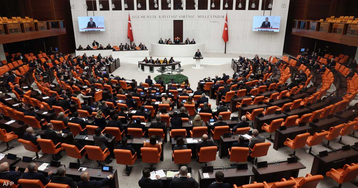 البرلمان التركي يؤيد تقريرا يدعم السلام مع العمال الكردستاني