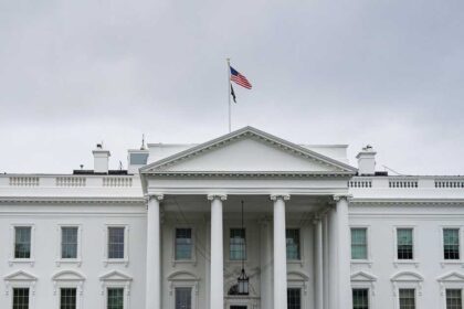 البيت الأبيض: ضرب إيران خيار قائم.. والأفضل لها الاتفاق