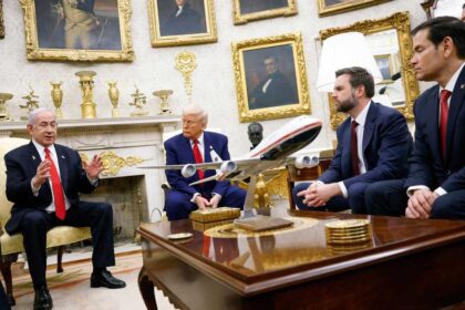 تأهب وزيارة.. تفاصيل التنسيق الأميركي الإسرائيلي ضد إيران