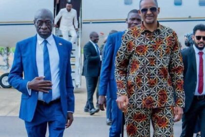 حميدتي يصل كمبالا في مظهر غريب