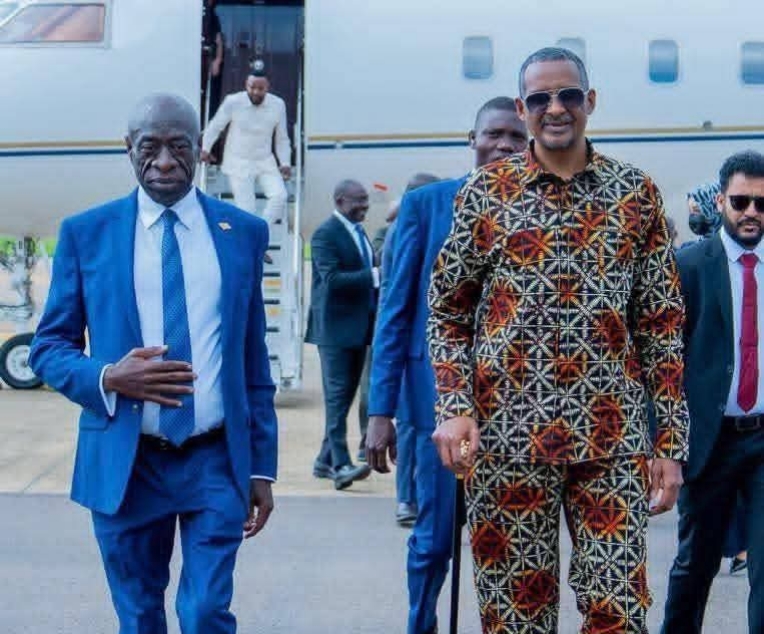 حميدتي يصل كمبالا في مظهر غريب