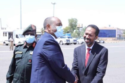 خالد سلك يحذر البرهان من اللعب بـ”البيضة والحجر”