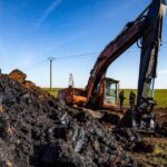 تقرير: قسد تنقل معدات من حقول نفط سوريا إلى شمال العراق