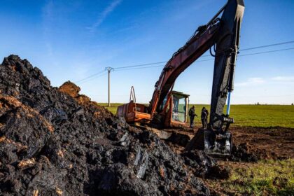 تقرير: قسد تنقل معدات من حقول نفط سوريا إلى شمال العراق