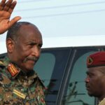 خاصالبرهان يغازل "اللساتك" ونشطاء يذكرونه "بالانقلاب الدامي"