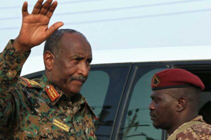 خاصالبرهان يغازل "اللساتك" ونشطاء يذكرونه "بالانقلاب الدامي"