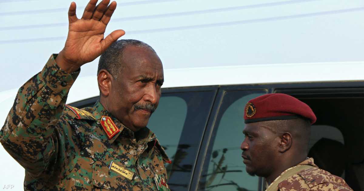 خاصالبرهان يغازل "اللساتك" ونشطاء يذكرونه "بالانقلاب الدامي"