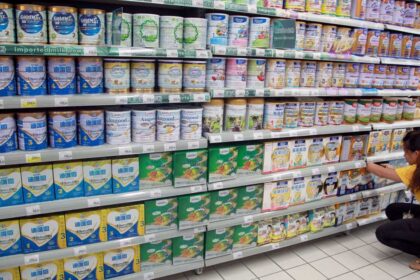 أزمة حليب الأطفال في العالم.. إلى أين وصلت؟