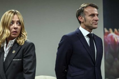 تصعيد فرنسي إيطالي.. ماكرون لميلوني: ابقِ في المنزل