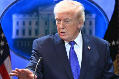 ترامب يعلن رفع الرسوم الجمركية العالمية