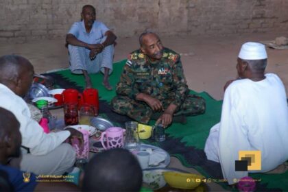 البرهان يفاجئ الجنود والضباط في قشلاق المدرعات