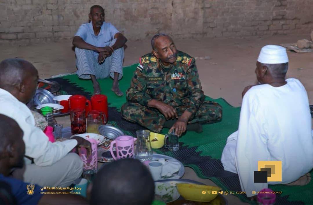 البرهان يفاجئ الجنود والضباط في قشلاق المدرعات