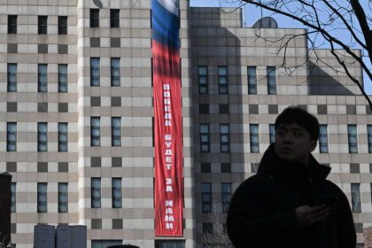 لافتة عملاقة على السفارة الروسية تثير غضب كوريا الجنوبية