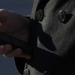 انتظروا وشاهدوا.. رسالة مجهولة على الهواتف تثير القلق بإيران