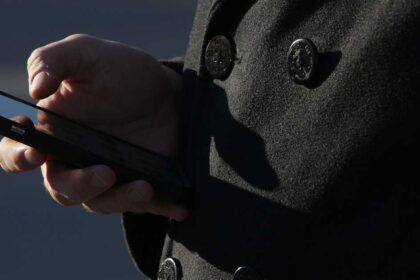 انتظروا وشاهدوا.. رسالة مجهولة على الهواتف تثير القلق بإيران