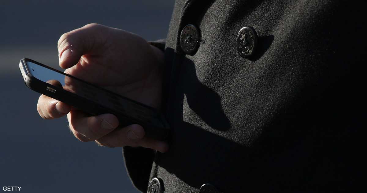 انتظروا وشاهدوا.. رسالة مجهولة على الهواتف تثير القلق بإيران