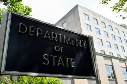 عاجلمسؤول: أميركا تسحب موظفين من سفارتها في لبنان