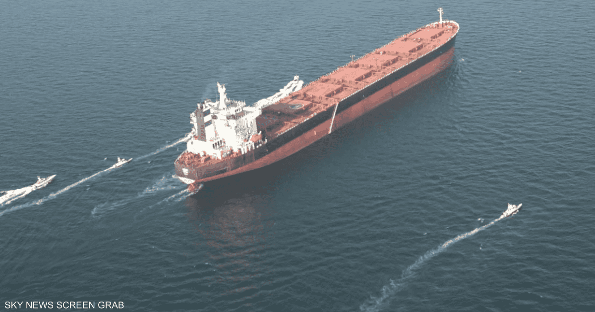 إيران تغلق أجزاء من مضيق هرمز خلال مناورة عسكرية