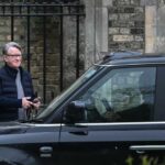 سفير بريطانيا السابق رهن الاعتقال على خلفية علاقته بإبستين