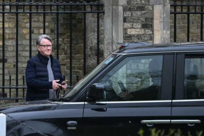 سفير بريطانيا السابق رهن الاعتقال على خلفية علاقته بإبستين