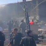 فيديو.. مروحية عسكرية تسقط في قلب سوق وسط إيران