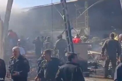 فيديو.. مروحية عسكرية تسقط في قلب سوق وسط إيران