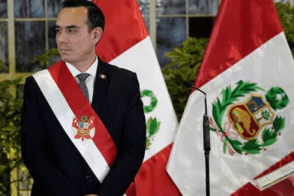 زلزال سياسي في بيرو.. البرلمان يعزل الرئيس بالوكالة