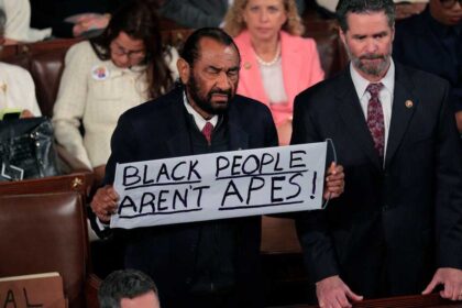 لحمله لافتة تهاجم ترامب.. طرد نائب خلال خطاب حالة الاتحاد