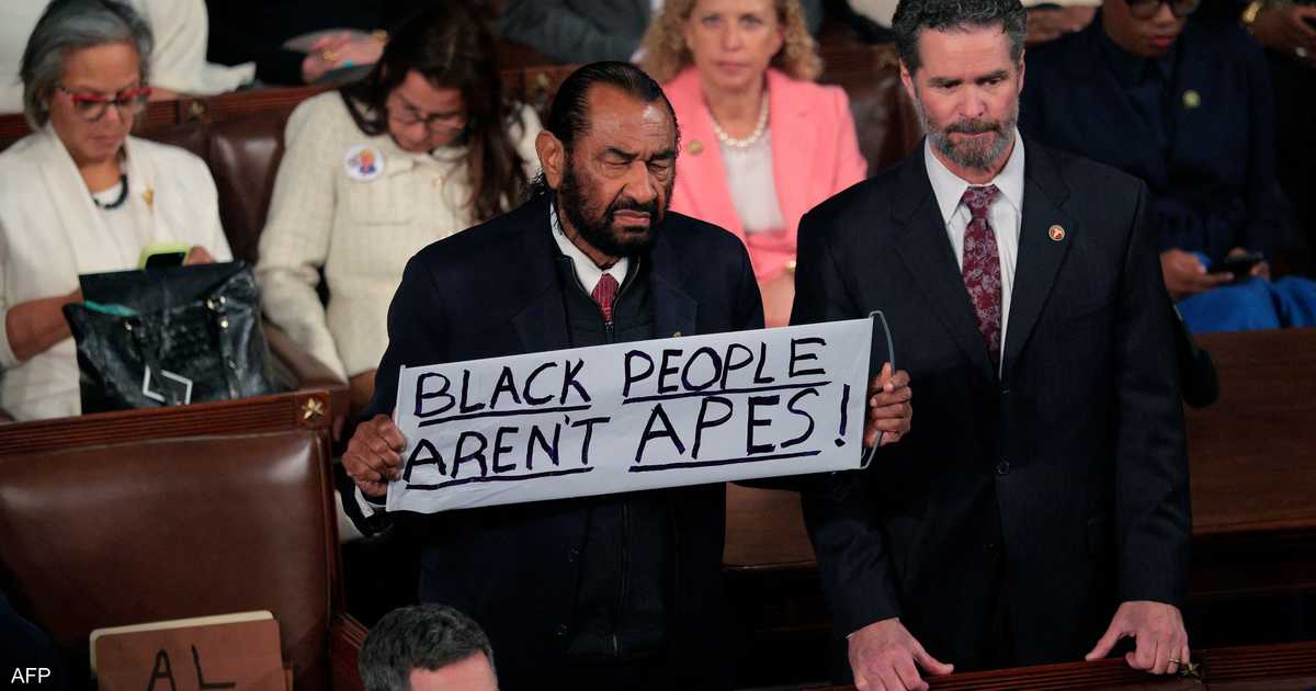 لحمله لافتة تهاجم ترامب.. طرد نائب خلال خطاب حالة الاتحاد