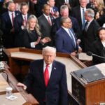 ترامب يوجه رسائل إلى إيران.. ويحذر من "خطر صاروخي"