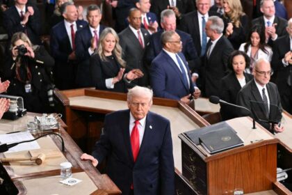 ترامب يوجه رسائل إلى إيران.. ويحذر من "خطر صاروخي"