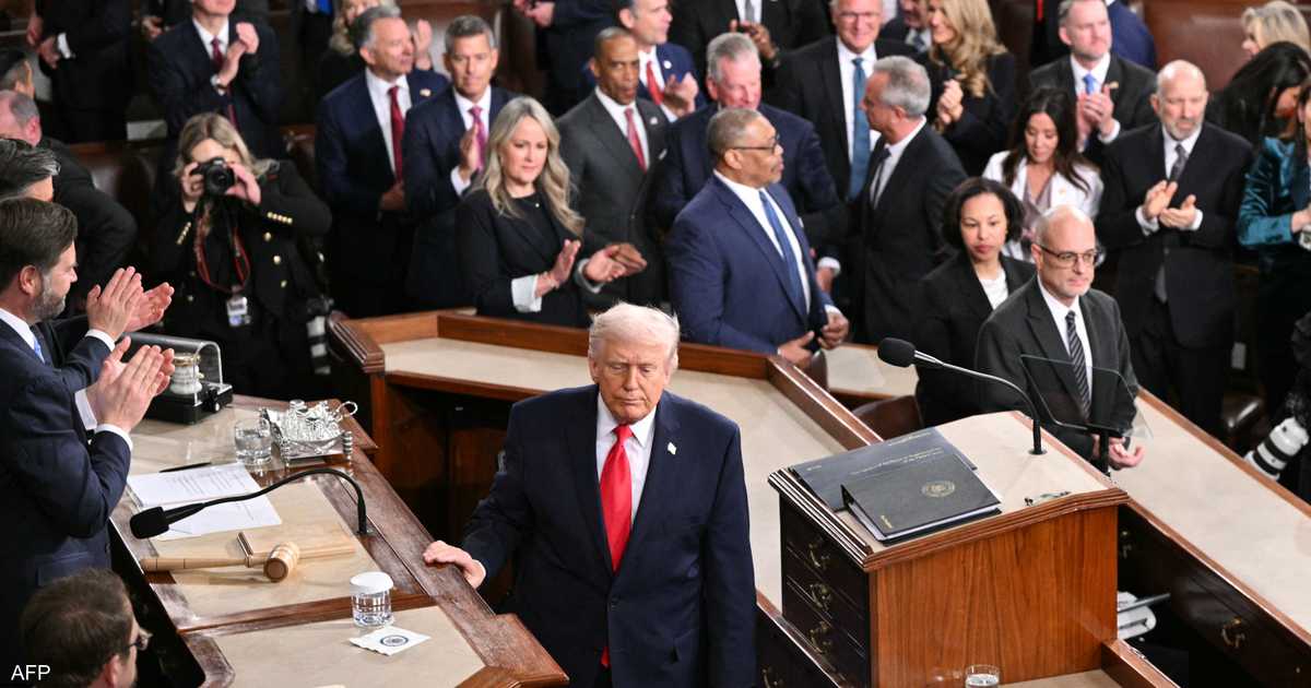 ترامب يوجه رسائل إلى إيران.. ويحذر من "خطر صاروخي"