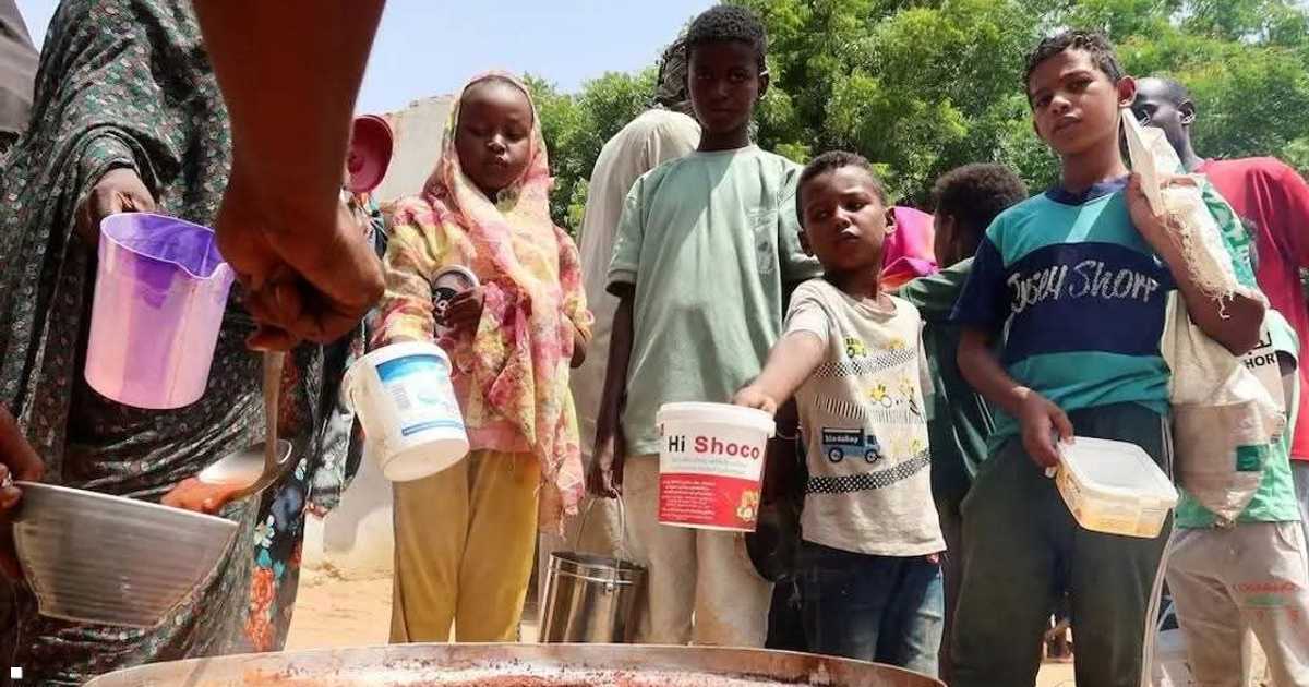 خاصعلى رصيف الانتظار.. طوابير الإفطار تروي وجع العودة للخرطوم