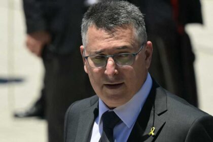 "أميركا أفضل حليف".. ساعر يرحب بقرار الخدمات القنصلية