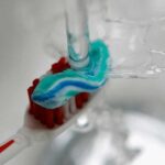 كشف التوقيت "المثالي" لتغيير فرشاة الأسنان