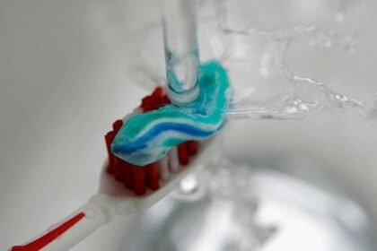 كشف التوقيت "المثالي" لتغيير فرشاة الأسنان