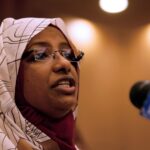 القيادية بالحركة الإسلامية سناء حمد تبكي لحدث قد وقع فعلًا