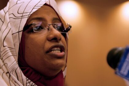 القيادية بالحركة الإسلامية سناء حمد تبكي لحدث قد وقع فعلًا