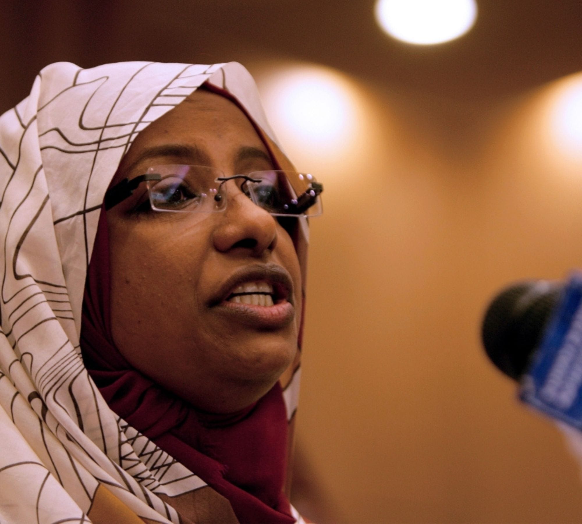 القيادية بالحركة الإسلامية سناء حمد تبكي لحدث قد وقع فعلًا