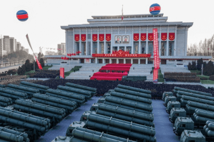 كوريا الشمالية تكشف عن قاذفة صواريخ نووية "استراتجيية"