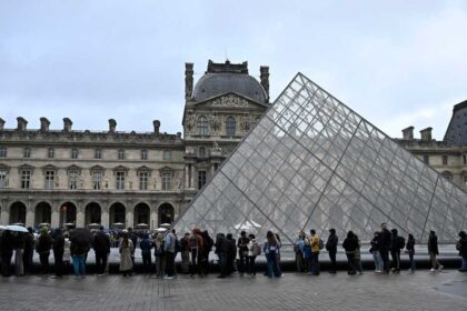 بعد السرقة "المثيرة".. ماكرون يقبل استقالة مديرة متحف اللوفر