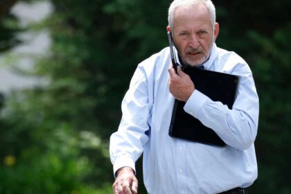 استقالة وزير سابق من "هارفارد" على خلفية مراسلاته مع إبستين