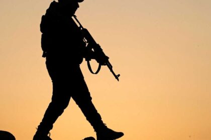 القبض على 17 شخصا بتهمة تجنيد عراقيين بالجيش الروسي