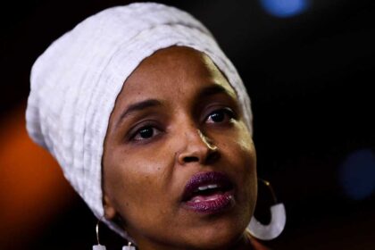 ترامب يطالب بترحيل نائبتين مسلمتين بعد مقاطعتهما لخطابه