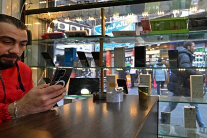 بين واشنطن وبكين.. قطاع الاتصالات السوري في مرمى الضغوط