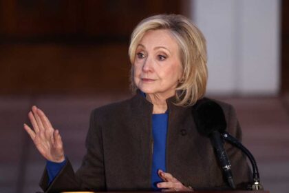 هيلاري كلينتون تدلي بشهادتها في قضية إبستين.. ماذا قالت؟