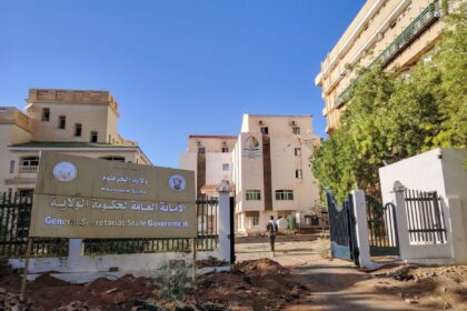 وزير بحكومة الخرطوم يقيل مسؤولا رفيعا رفض الاعتذار له