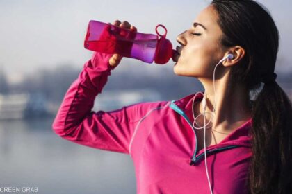 الماء المملح.. فائدة حقيقية أم "صيحة زائفة"؟