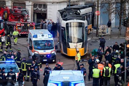 كارثة ترام تهز ميلانو.. قتيلان وعشرات الجرحى في قلب المدينة